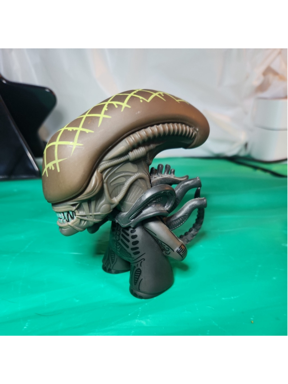 TITAN VINYL 4.5" ALIEN VS. PREDATOR FIGURE - XENOMORPH LOOSE AVP